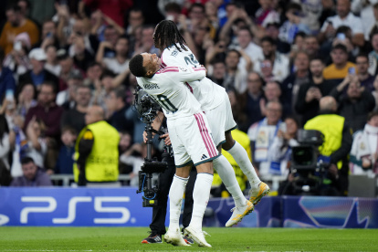 Yan Diomandé celebra su golazo ante el RB Leipzig con Kylian Mbappé