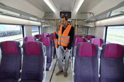 El ministro de Transportes y Movilidad Sostenible, Óscar Puente, este verano con los nuevos trenes de Renfe.
