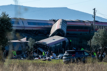 Agentes de los Servicios de Emergencias trabajan en el lugar del accidente de trenes en Urda, Toledo,