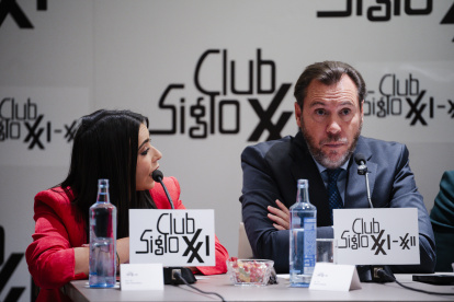 Sarah Santaolalla y el ministro de Transportes, Óscar Puente