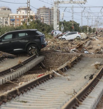 Decenas de coches amontonados en las vías del tren, a 31 de octubre de 2024, en Sedaví