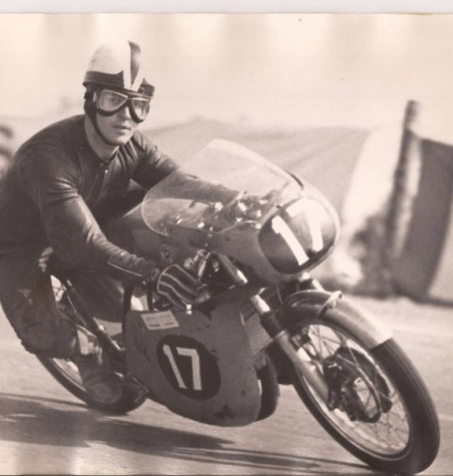 Nani González de Nicolás, leyenda del motociclismo español, ha fallecido hoy