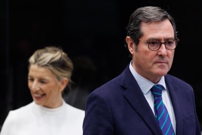 La ministra de Trabajo y Economía Social, Yolanda Díaz, y el presidente de la CEOE, Antonio Garamendi.