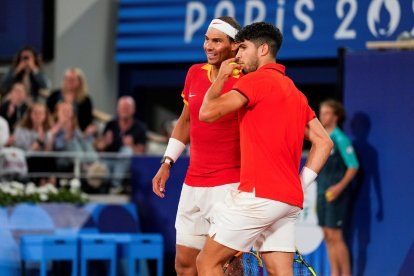 Rafael Nadal y Carlos Alcaraz pasan a segunda ronda