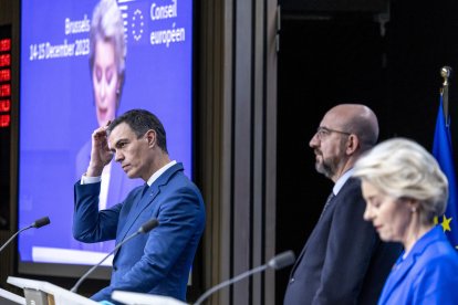 Pedro Sánchez en una rueda de prensa en Bruselas con el presidente del Consejo Europeo, Charles Michel y la presidenta de la Comisión Europea, Ursula von der Leyen.