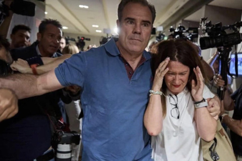 Leire Díez escoltada por Pérez Dolset tras la llegada de Aldama a la rueda de prensa