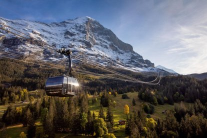 El Eiger Express en Grindelwald, con la majestuosa cara norte del Eiger brillando bajo el sol alpino.
