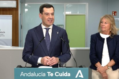 El presidente de la Junta de Andalucía, Juanma Moreno, en la inauguración de un centro de salud en Marbella, con la alcaldesa Ángeles Muñoz.