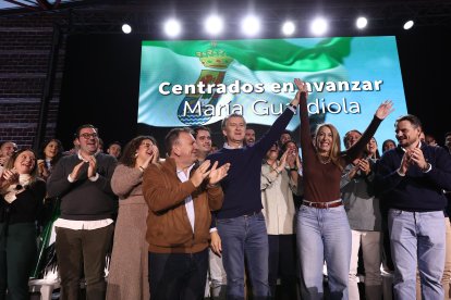 El presidente del PP, Alberto Núñez Feijóo y la presidenta del PP de Extremadura, María Guardiola durante el acto del partido para presentar la candidatura a las elecciones del 21D.
