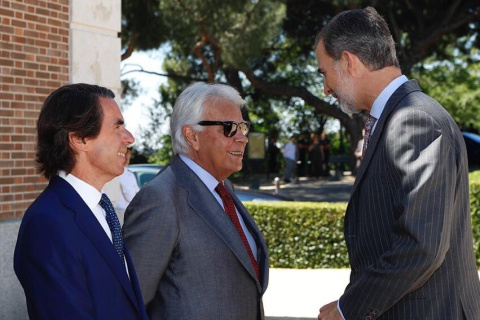 El expresidente del Gobierno, Felipe Gonzalez saluda al Rey Felipe VI, junto al expresidente del Gobierno, José María Aznar