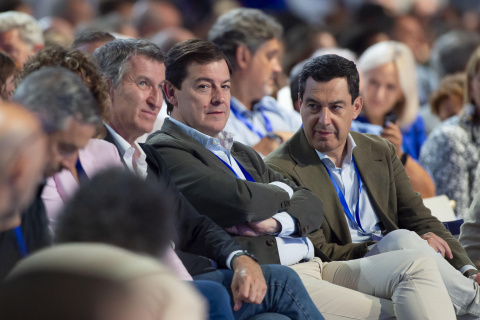 Alberto Núñez Feijóo junto a los presidentes de Castilla y León, Alfonso Fernández Mañueco, y el presidente de Andalucía, Juanma Moreno.