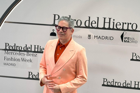 Boris Izaguirre en el desfile de Pedro del Hierro en el Palacio de Cibeles.