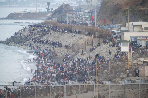Decenas de migrantes intentan traspasar la frontera entre Ceuta y Marruecos, a 31 de julio de 2026.
