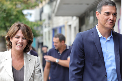 La ex ministra Dolores Delgado junto a Pedro Sánchez.