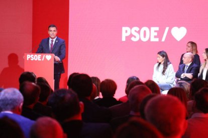 Pedro Sánchez presentando