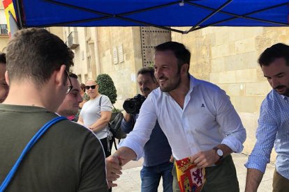 Pablo Ruz atiende a las personas que quieren colocar mañana la bandera de España en su balcón.