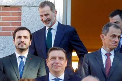 Garzón cede paso al Rey en el posado en la escalinata de La Zarzuela.