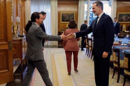 Iglesias accede al salón de la Zarzuela.