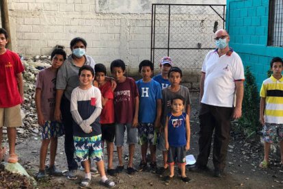 El misionero valenciano José Vicente Nácher, párroco de San Vicente de Paúl, en San Pedro Sula, con niños y jóvenes.