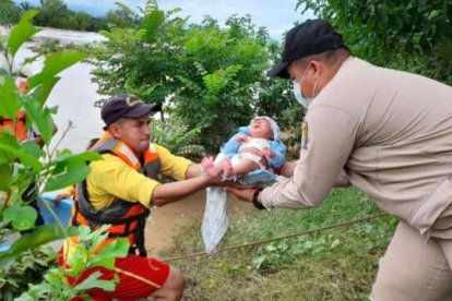 Rescate de un bebé y zona inundada en el valle de Sula .