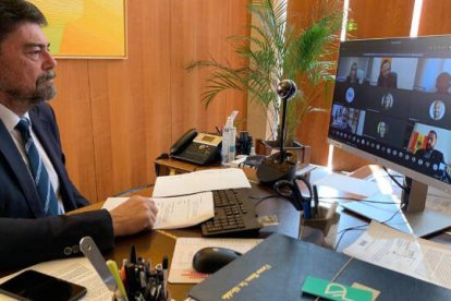 Luis Barcala, alcalde de Alicante, durante el pleno telemático celebrado este jueves en Alicante