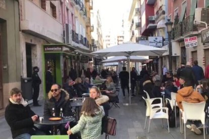 Este es el aspecto que presentaban a mediodía las terrazas de la calle Castaños