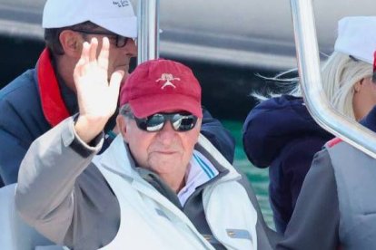 El exMonarca saluda desde el barco.