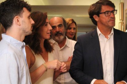 El diputado de Cultura Juan de Dios observando la exposición recién inaugurada