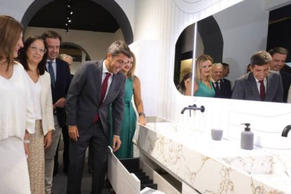 El presidente de la Generalitat, arlos Mazón, y la alcaldesa de Valencia, María José Catalá, y la presidenta de Las Cortes, Llanos Massó, en la Feria Internacional del Mueble y Textil, Habitat