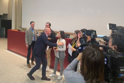 El diputado socialista Toni Gaspar recoge su galardón.