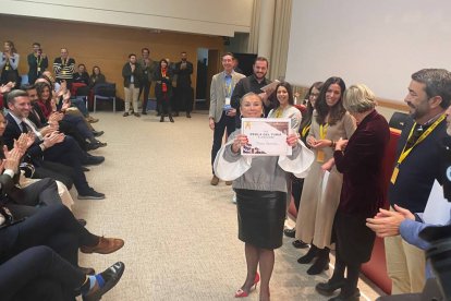 La diputado de Vox, Teresa Ramírez, luce su diploma de los Premis Talls.