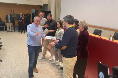 El diputado de Compromís, Joan Baldoví, recoge su galardón.