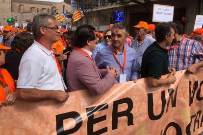 Julio Franch, presidente Asociación en Defensa de les Tradicions dels bous al carrer; 'El Soro' y Vicente Benavent, presidente de la Asociación Ganaderos Bus al carrer