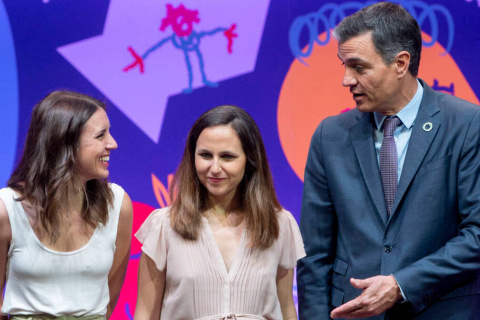 Irene Montero, Ione Belarra y Pedro Sánchez en un acto celebrado el 6 de julio de 2022