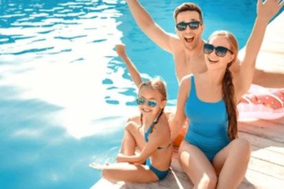 Familia en la piscina