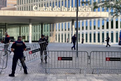Agentes de los Mossos d’ Esquadra en las inmediaciones de la Ciutat de la Justicia de Barcelona