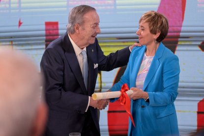 Santiago Rey Fernández-Latorre entrega el premio que lleva su nombre a a la jefa del grupo de Melanoma del Centro Nacional de Investigaciones Oncológicas.