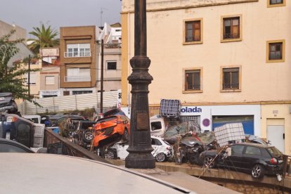 Coches apilados tras el paso de la DANA en Chiva