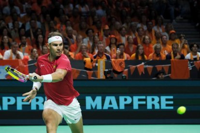 Nadal en la pista disputando los cuartos de la Copa Davis.