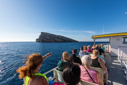 Turistas con la isla de Benidorm al fondo