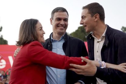 Reyes Maroto, Pedro Sánchez y Juan Lobato