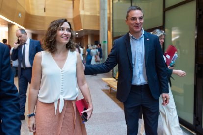 La presidenta de la Comunidad de Madrid, Isabel Díaz Ayuso y el ya ex secretario general del PSOE en Madrid, Juan Lobato.