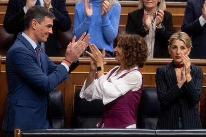 Pedro Sánchez recibe los aplausos de su bancada en el Congreso.