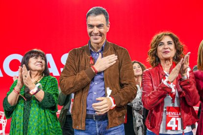 Pedro Sánchez, María Jesús Montero y Cristina Narbona durante el Congreso Federal del PSOE.