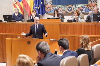 El presidente del Gobierno de Aragón, Jorge Azcón, interviene en las Cortes aragonesas.