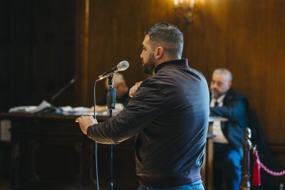 El acusado interviene durante el juicio por delito de intento de asesinato por agredir a un periodista.