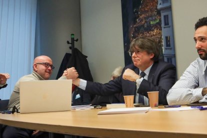 El expresidente de la Generalitat Carles Puigdemont con su abogado Gonzalo Boye