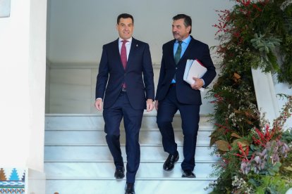 El presidente de Andalucía, Juanma Moreno, y el portavoz del Grupo Parlamentario Popular, Toni Martín.