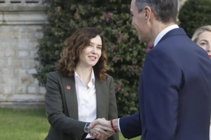 Saludo de Sánchez y Ayuso en la Conferencia de Presidentes