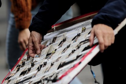 Panel con los boletos de Lotería de Navidad que vende un lotero en la Plaza del Sol de Madrid
